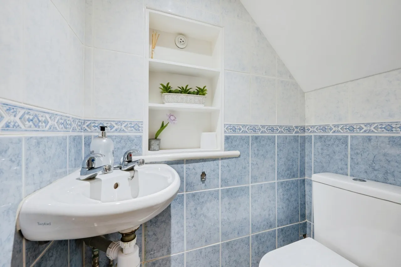 Somerset Avenue, Chessington, KT9, photo 13