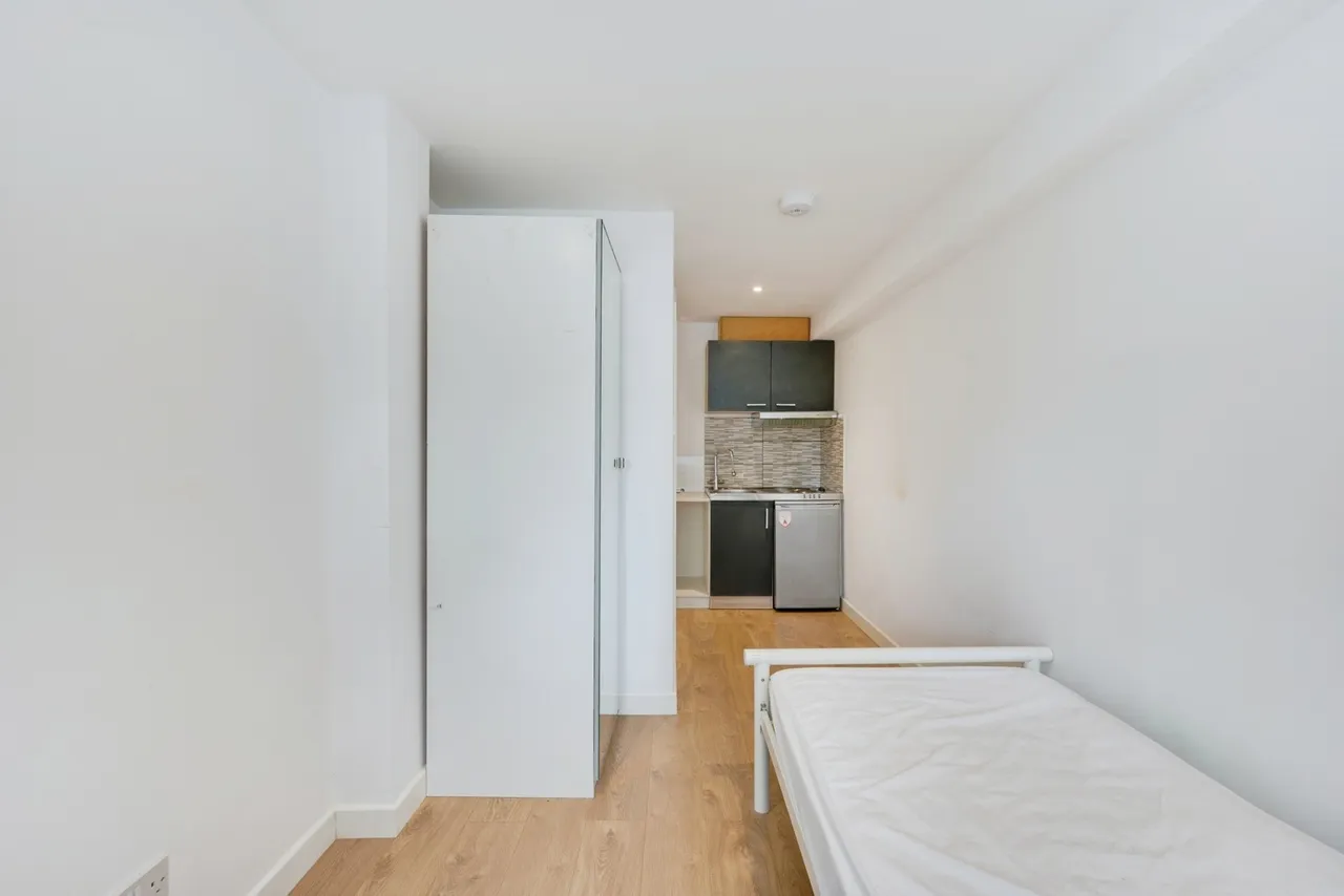 Somerset Avenue, Chessington, KT9, photo 14