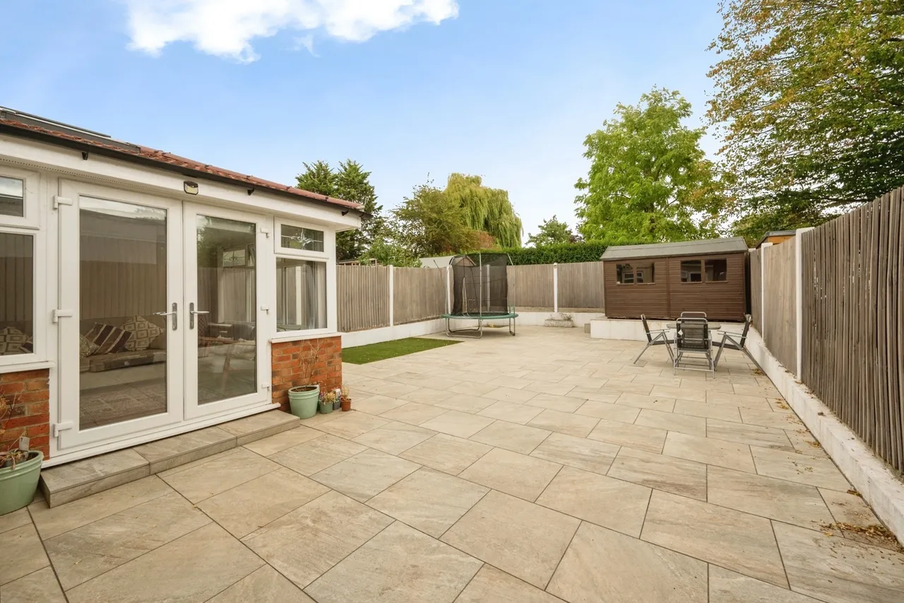 Somerset Avenue, Chessington, KT9, photo 4