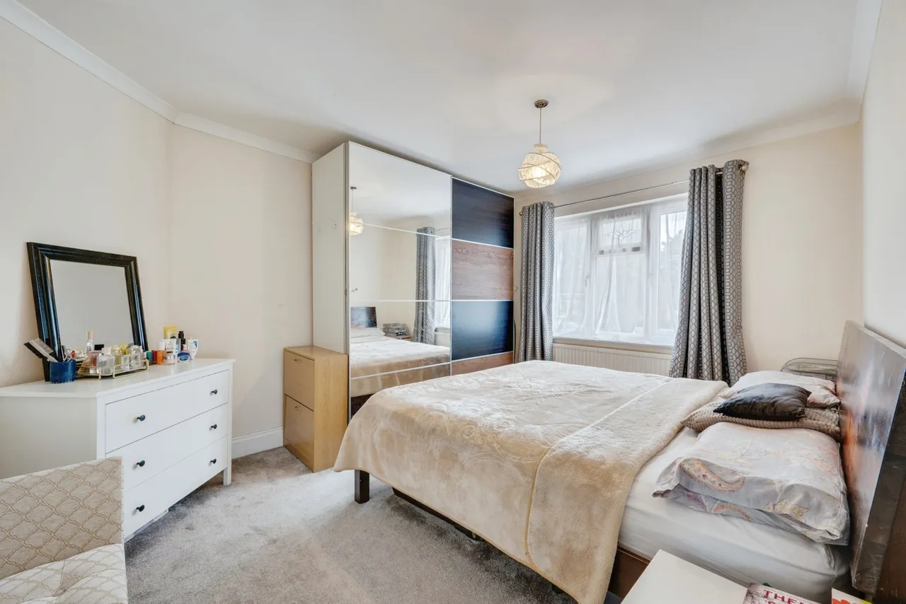 Somerset Avenue, Chessington, KT9, photo 7