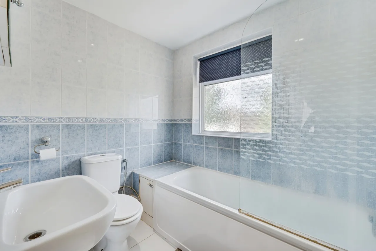 Somerset Avenue, Chessington, KT9, photo 10