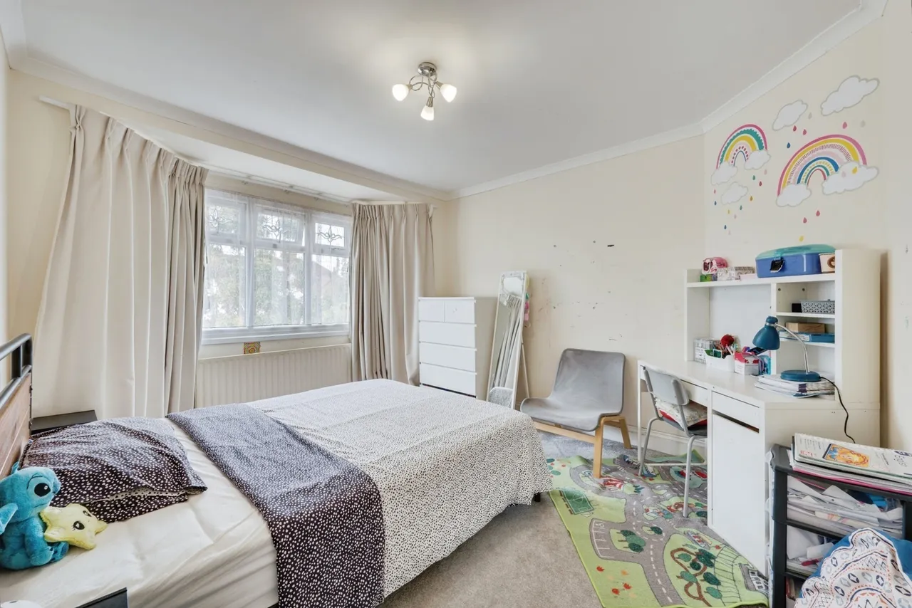 Somerset Avenue, Chessington, KT9, photo 8
