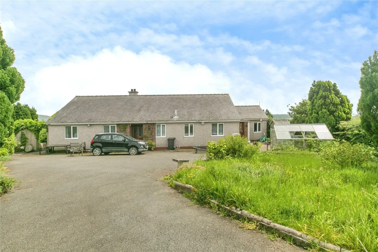 LLanbedrgoch, Talwrn, LL77, photo 14