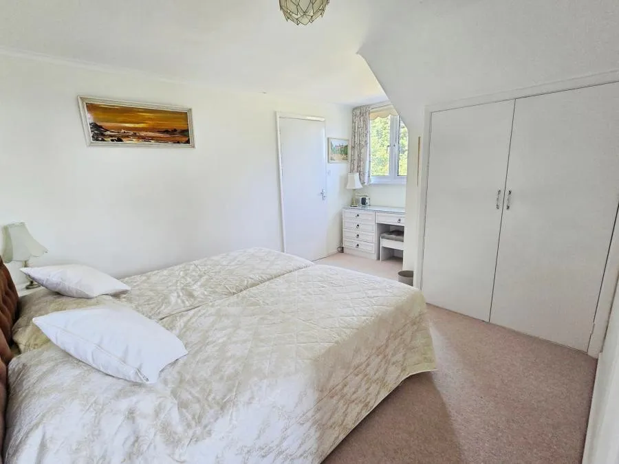 Holmfield Avenue, Thorley, PO41, photo 9