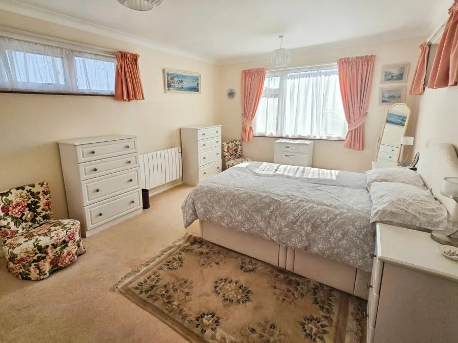 Holmfield Avenue, Thorley, PO41, photo 8