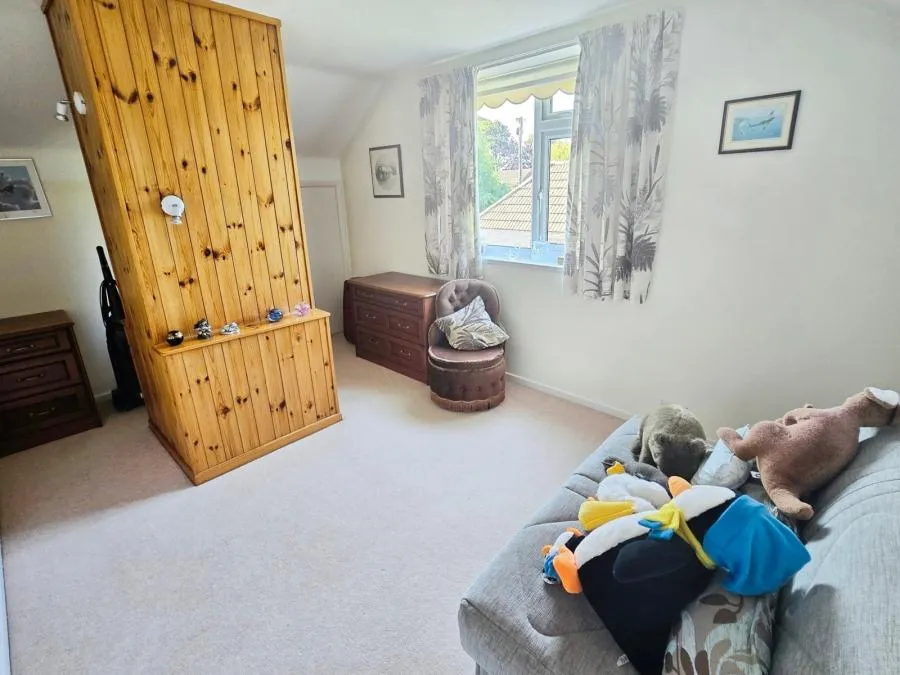 Holmfield Avenue, Thorley, PO41, photo 10