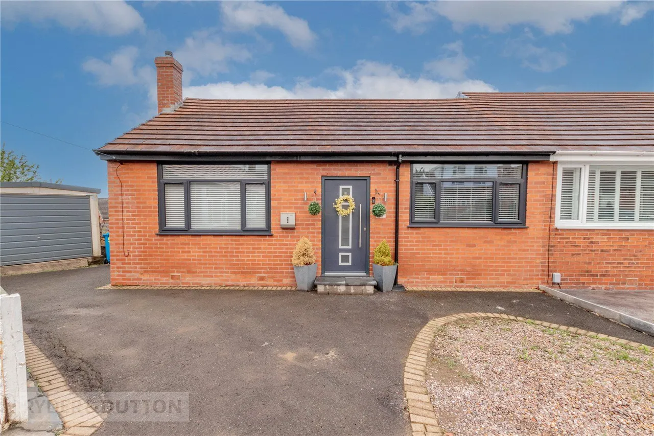 2 bed house for sale, Coniston Close, Chadderton, OL9