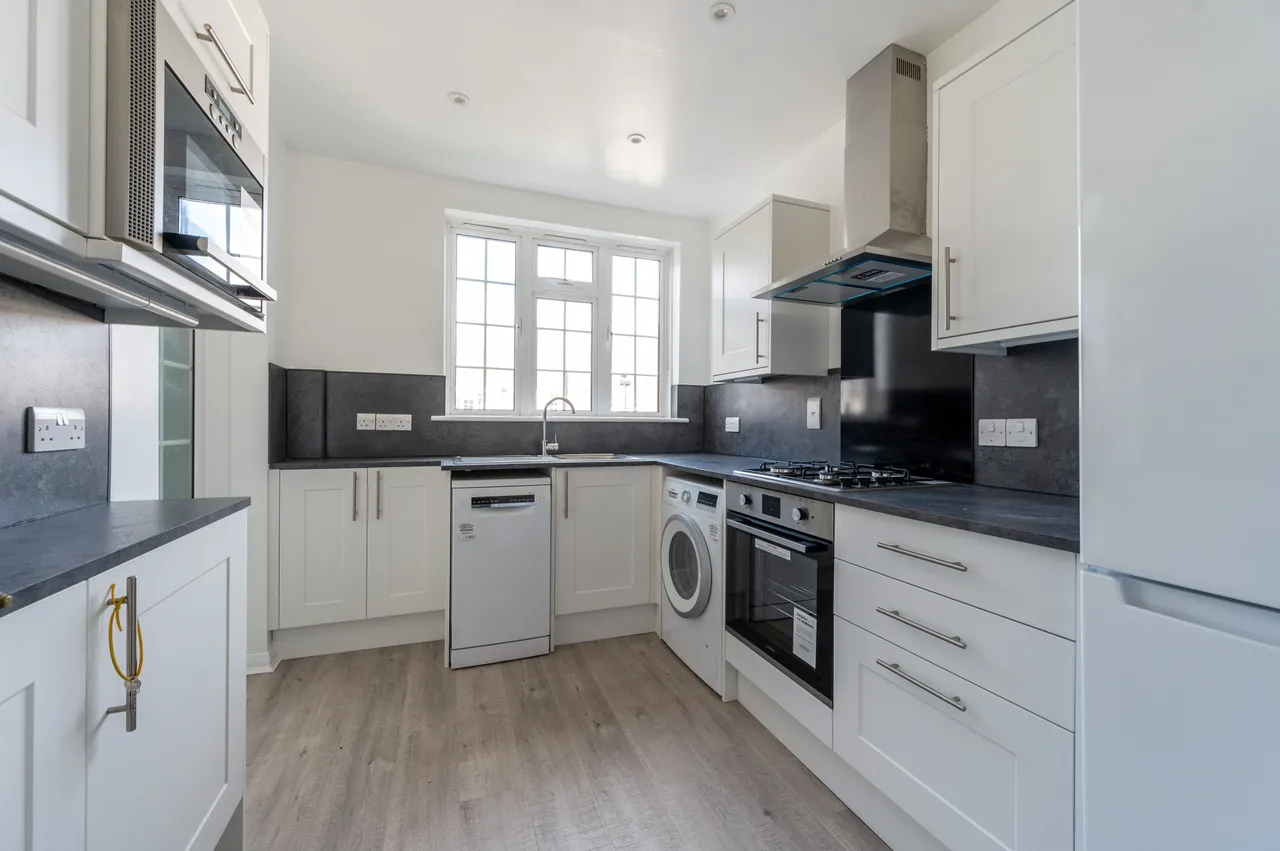 London, SW20, photo 3