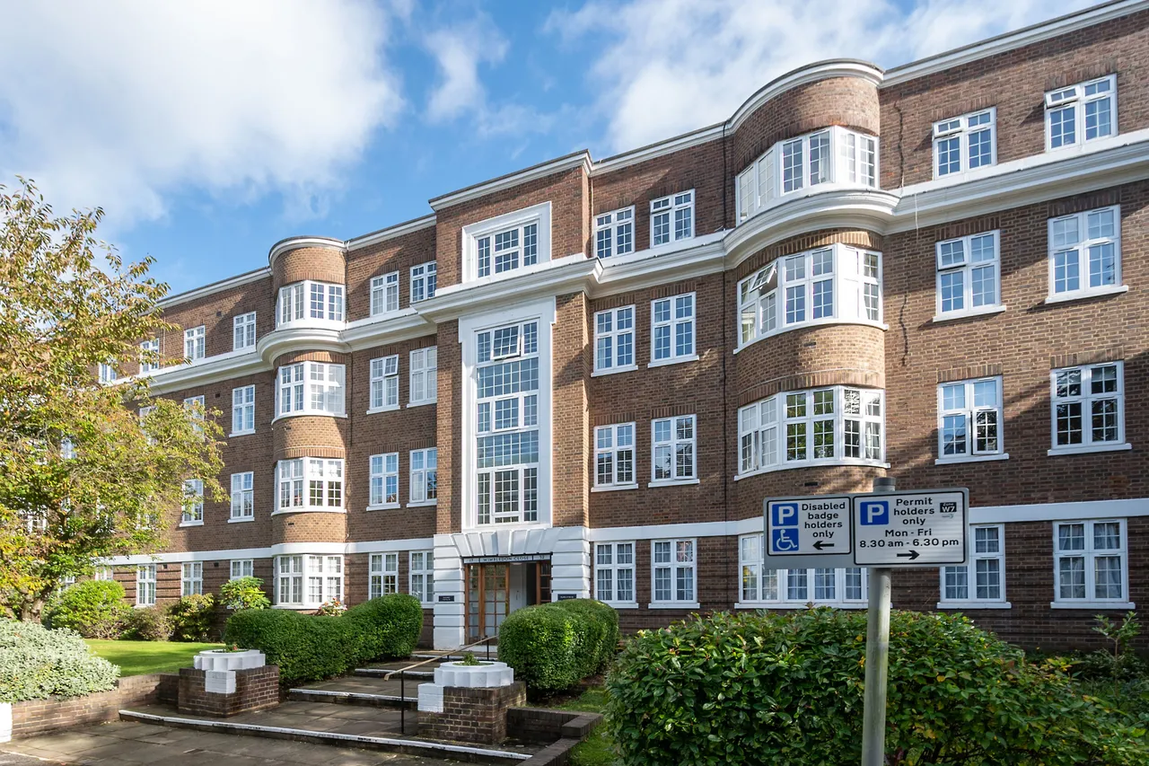 2 bed flat to rent, London, SW20