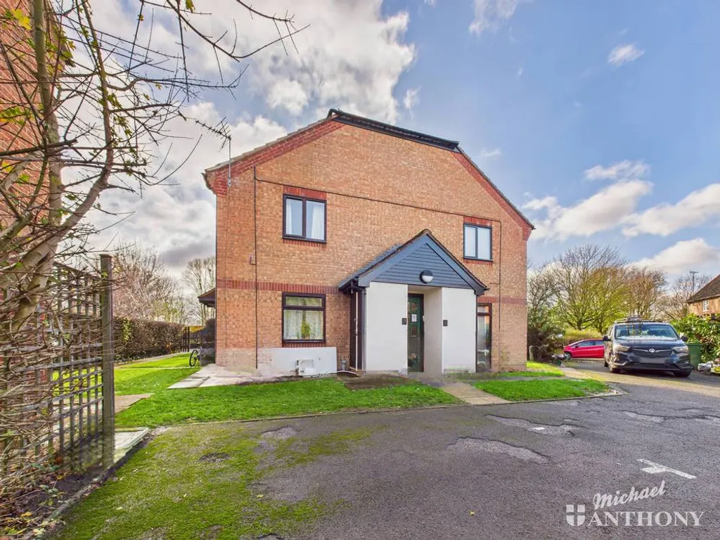 flat for sale — Parslow Court, Aylesbury, HP21 9HJ