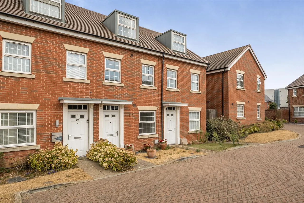 3 bed house for sale — Castle Drive, Margate, Kent, CT9 4FN