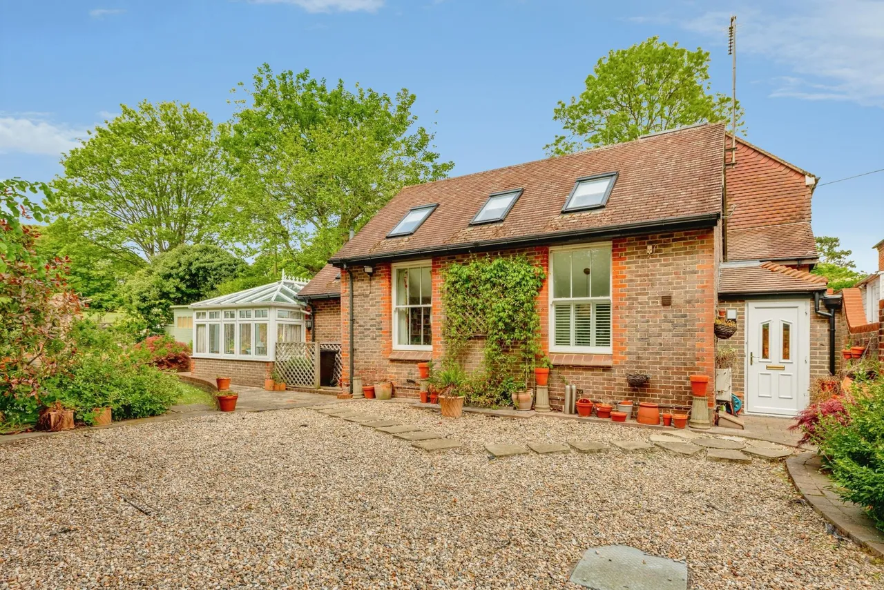 2 bed house for sale, Castle Square, Redhill, RH1