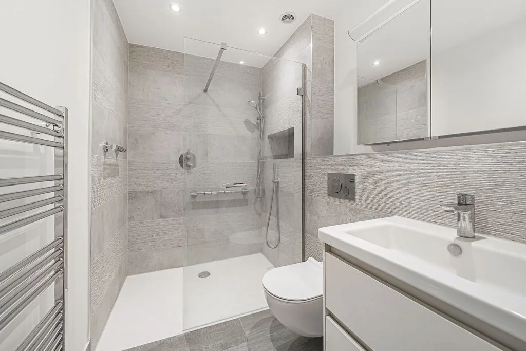 Hillrise, Walton-On-Thames KT12 2PE, photo 10