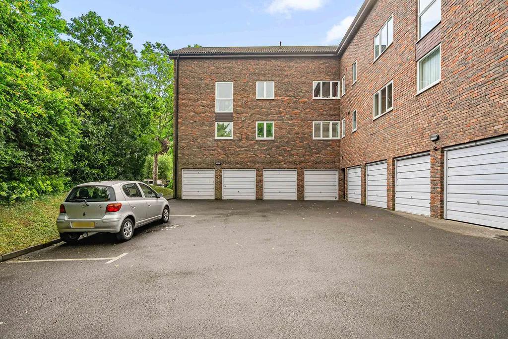 Hillrise, Walton-On-Thames KT12 2PE, photo 15