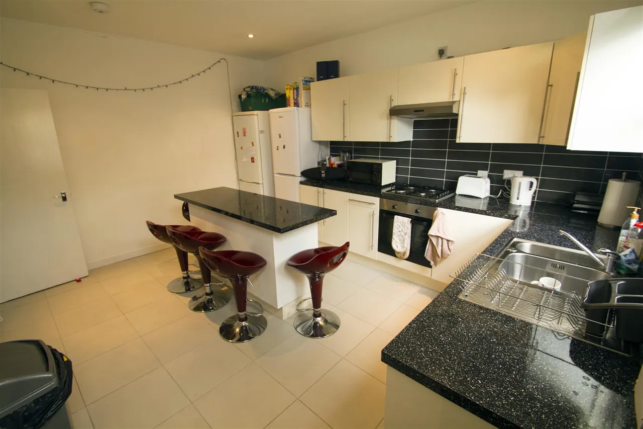 5 bed house to rent, Ebor Mount, Hyde Park, LS6