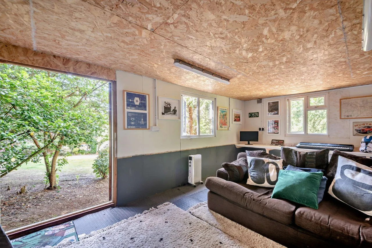 Smugglers Way, The Sands, Farnham, Surrey, GU10 1NB, photo 11
