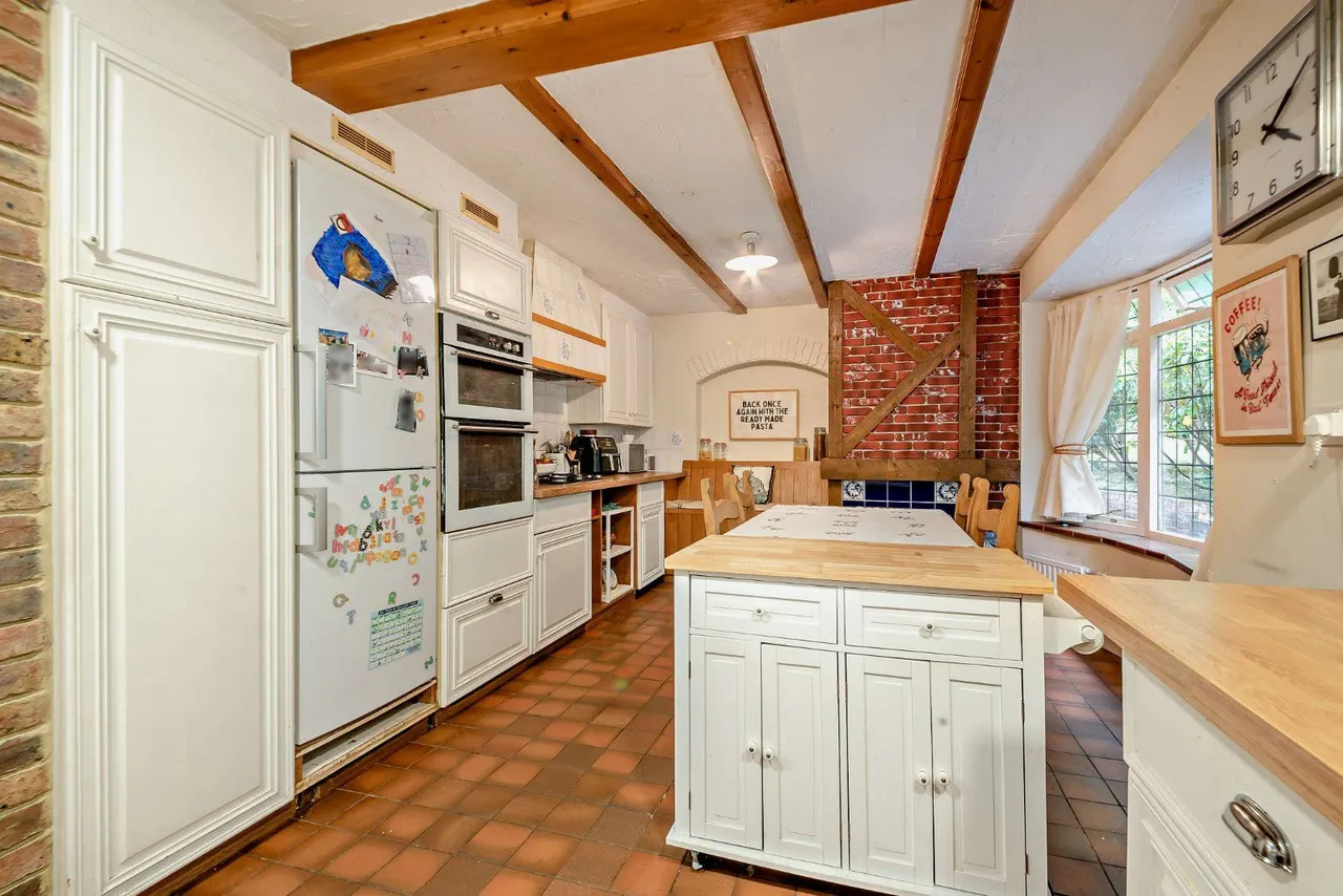Smugglers Way, The Sands, Farnham, Surrey, GU10 1NB, photo 5