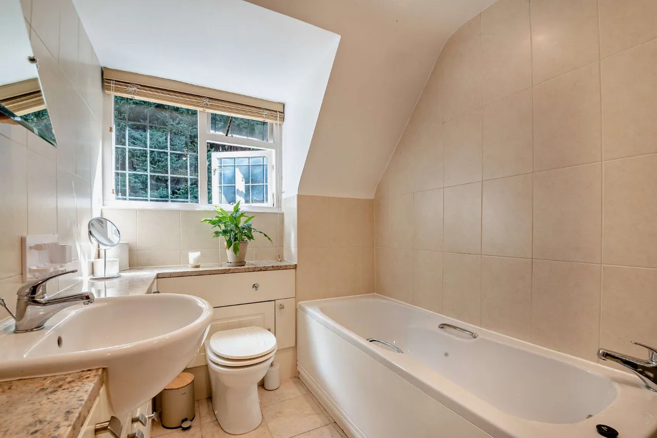 Smugglers Way, The Sands, Farnham, Surrey, GU10 1NB, photo 9
