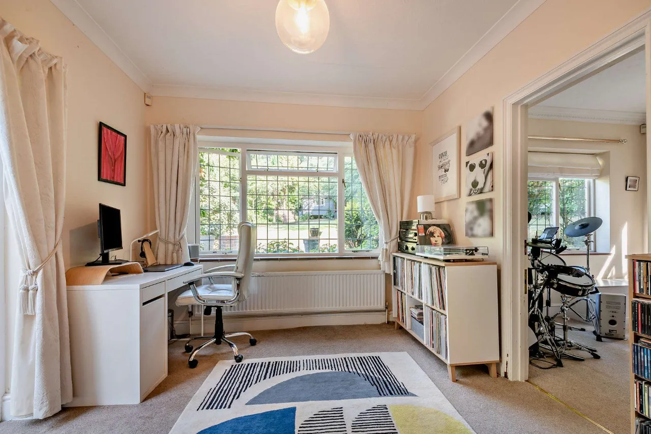 Smugglers Way, The Sands, Farnham, Surrey, GU10 1NB, photo 4