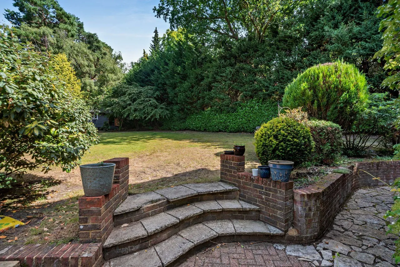 Smugglers Way, The Sands, Farnham, Surrey, GU10 1NB, photo 10