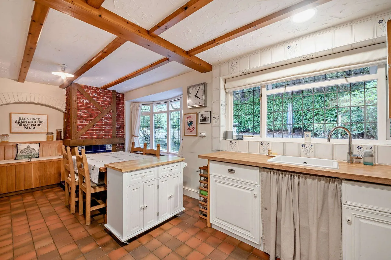 Smugglers Way, The Sands, Farnham, Surrey, GU10 1NB, photo 2