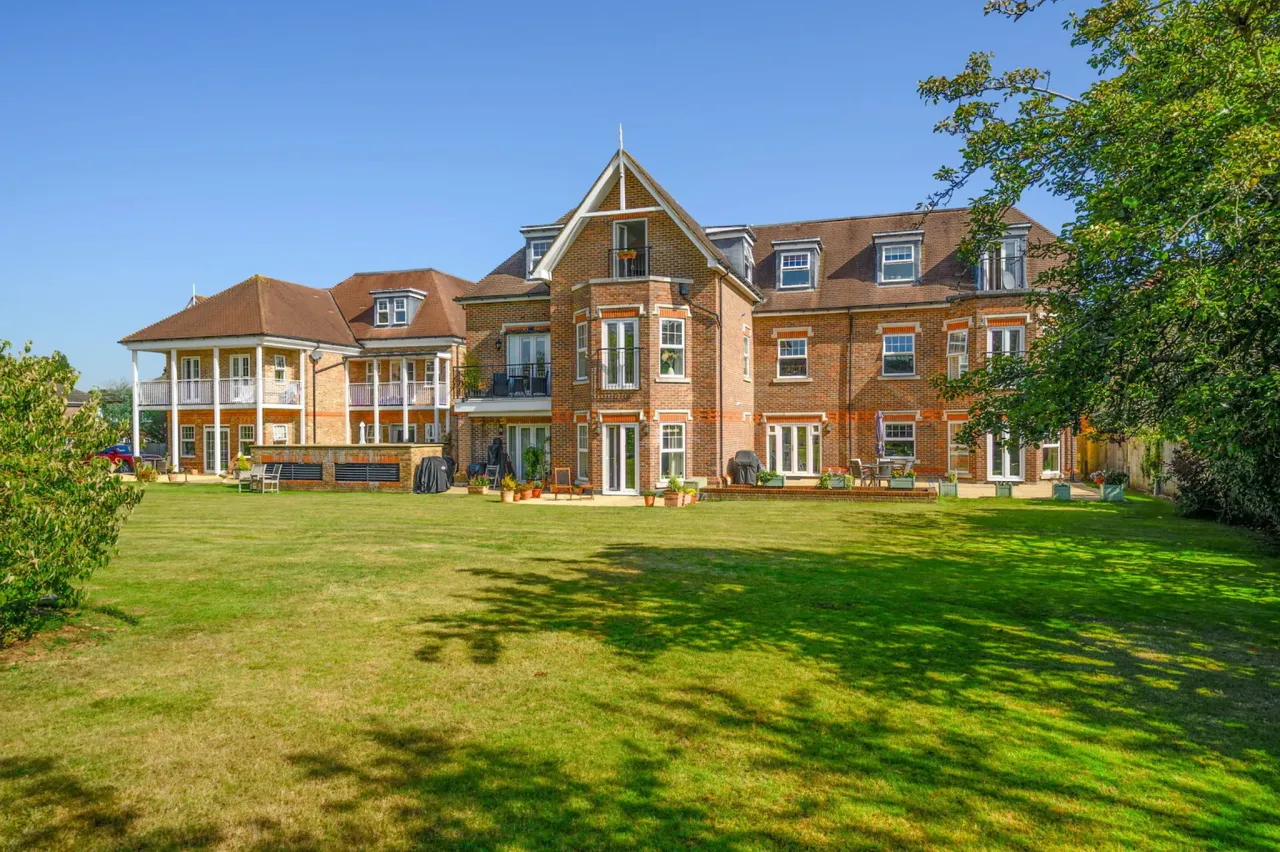 Oatlands Chase, Weybridge, KT13 9SE, photo 2