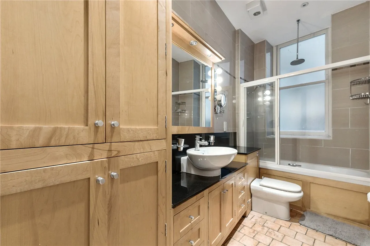 Shaftesbury Avenue, London, WC2H, photo 10