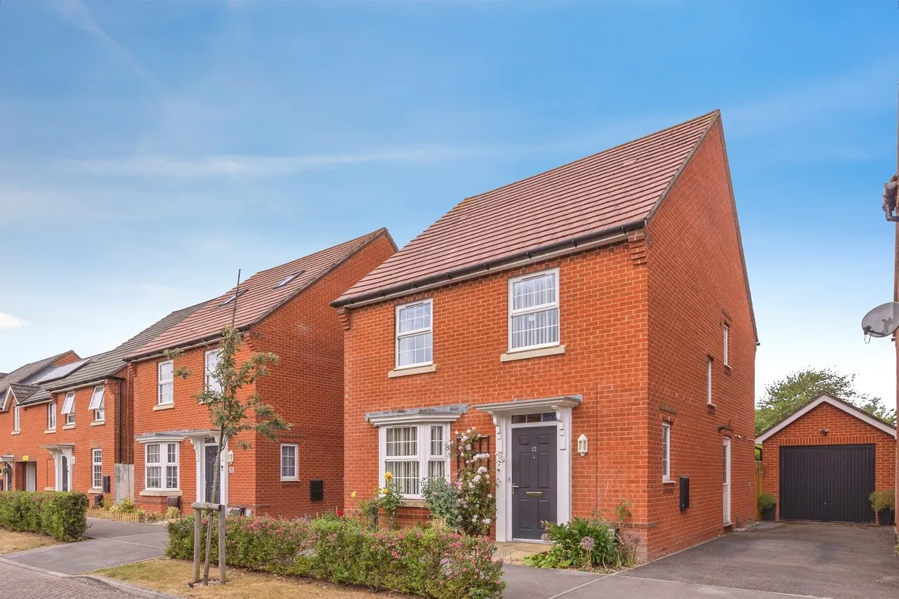4 bed house for sale — Poppy Way, Havant