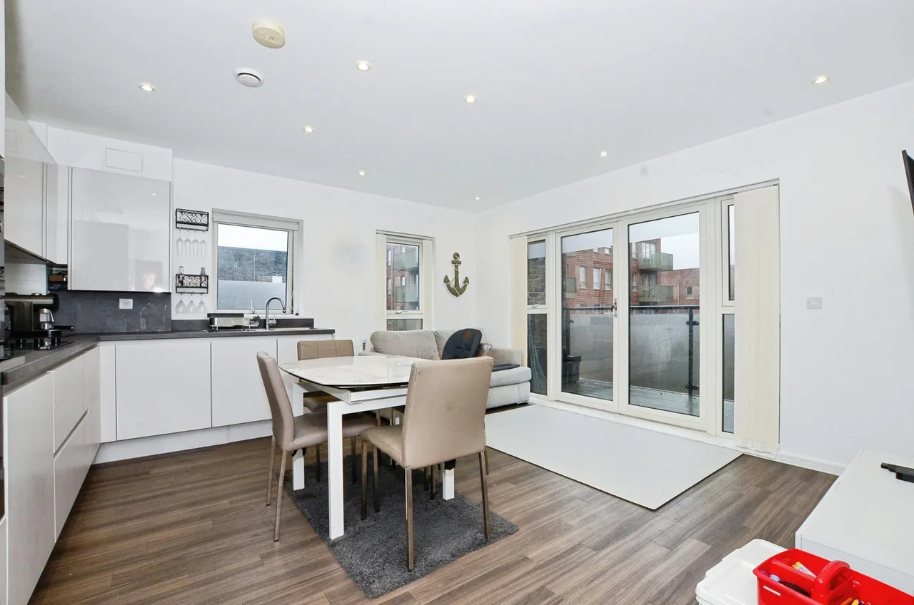 2 bed flat for sale, Bucknall Place, Watford, WD19