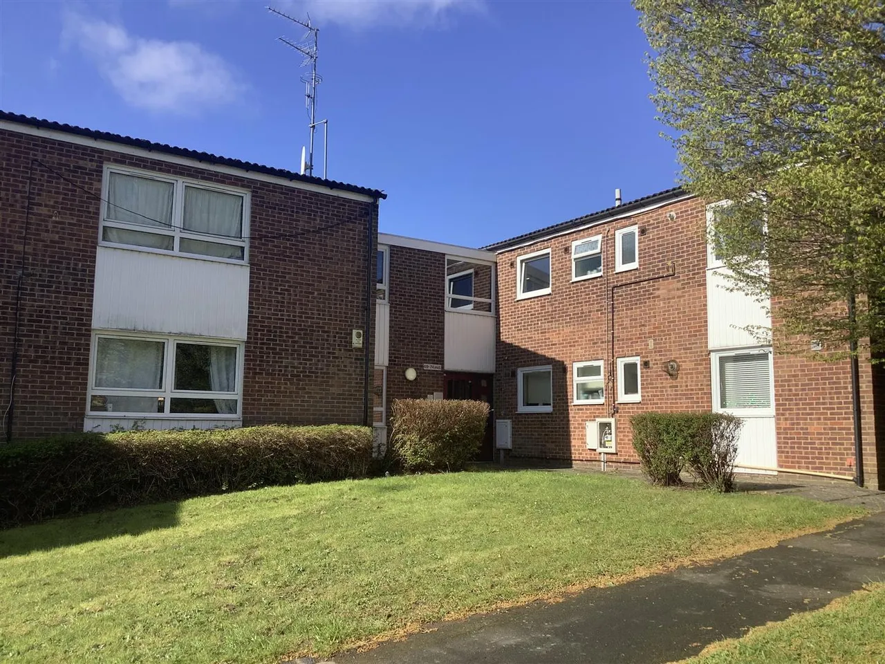 2 bed flat to rent, Montague Crescent, Ryehill, NN5
