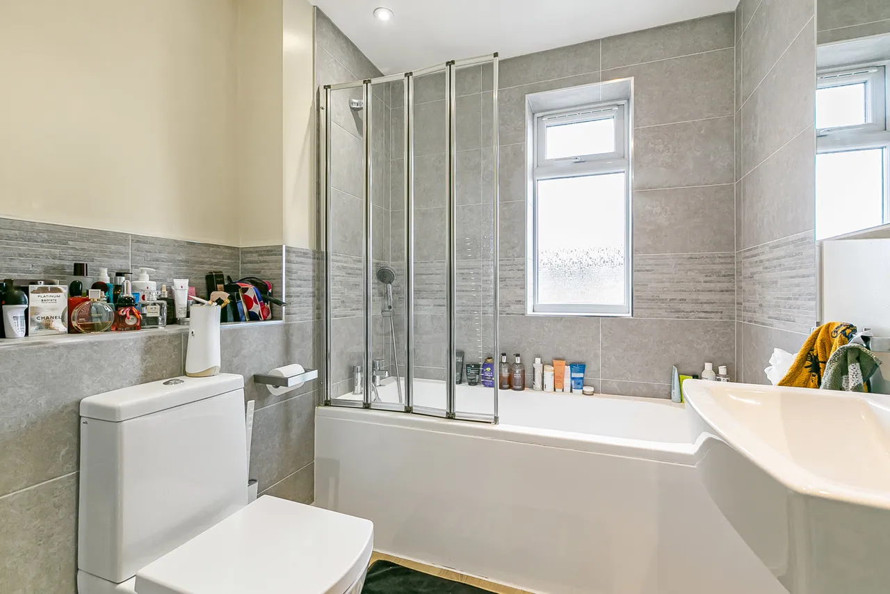 Staines Road West, Sunbury-on-Thames, TW16, photo 9