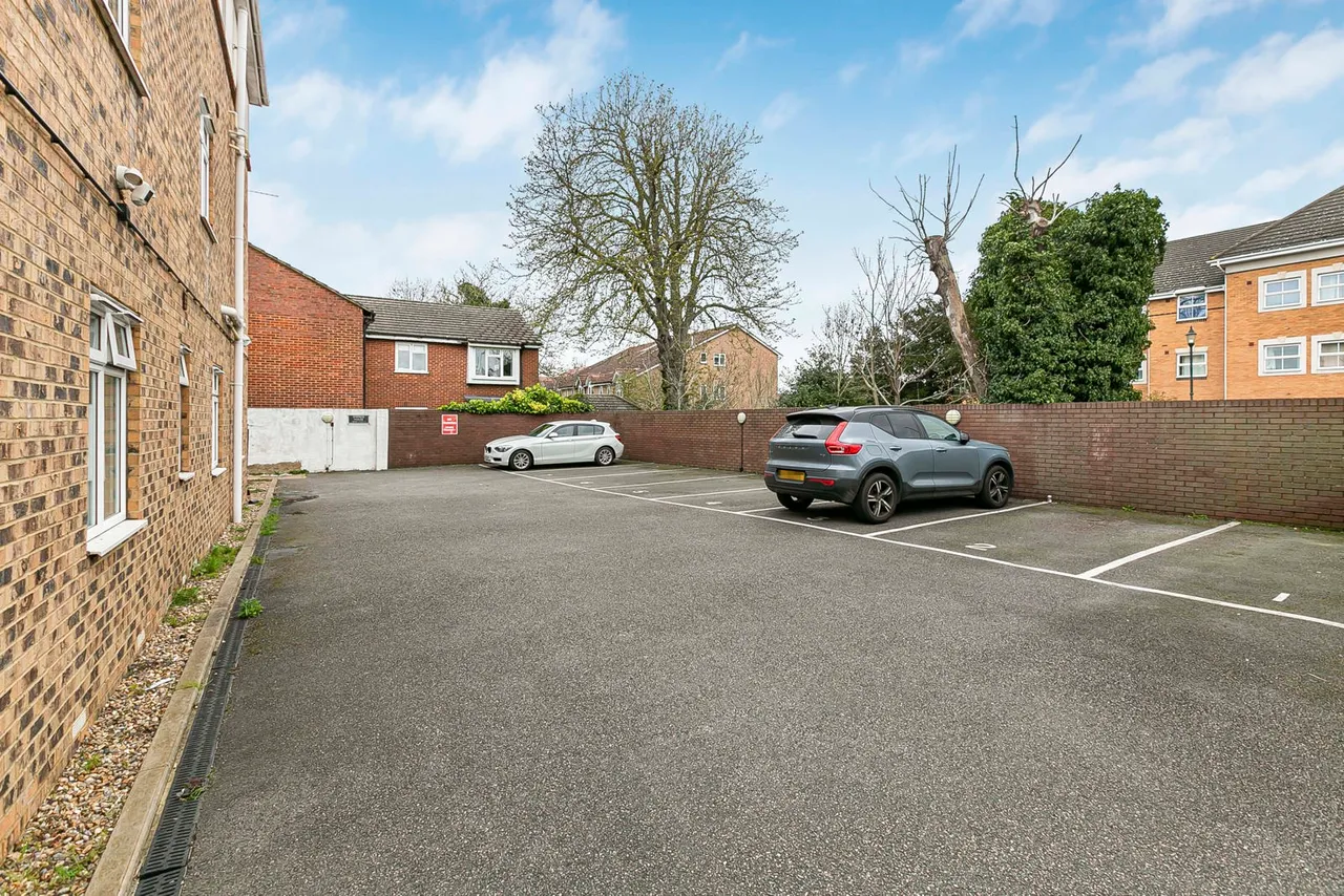 Staines Road West, Sunbury-on-Thames, TW16, photo 12