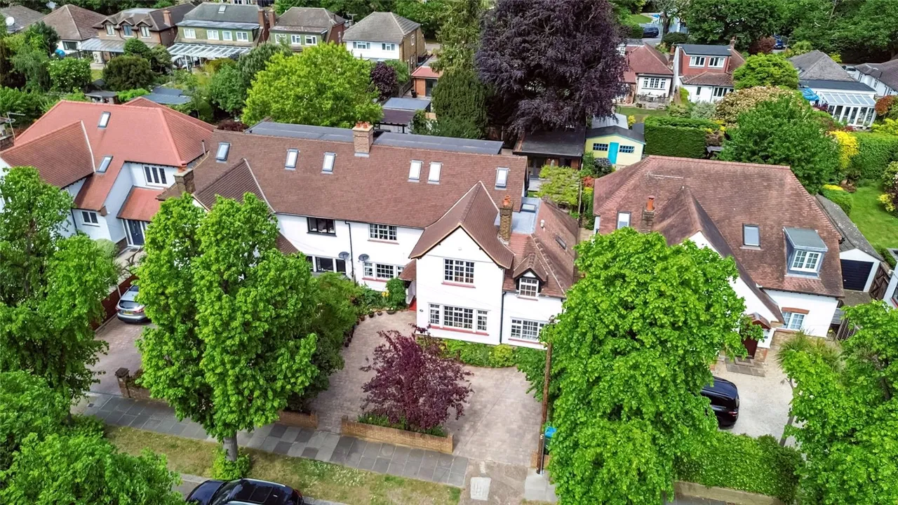 Courtlands Avenue, Hampton, TW12 3NT, photo 3