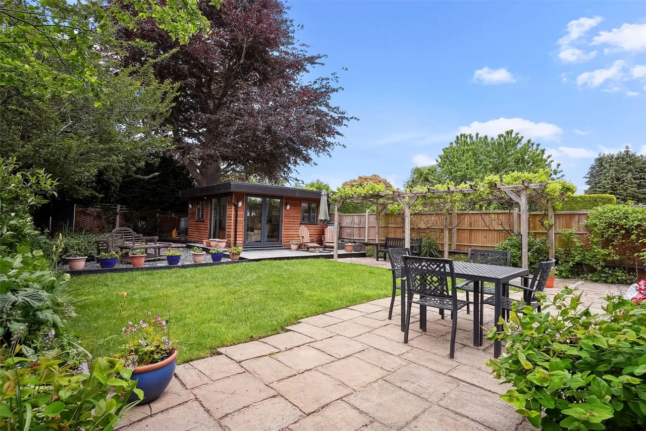Courtlands Avenue, Hampton, TW12 3NT, photo 2