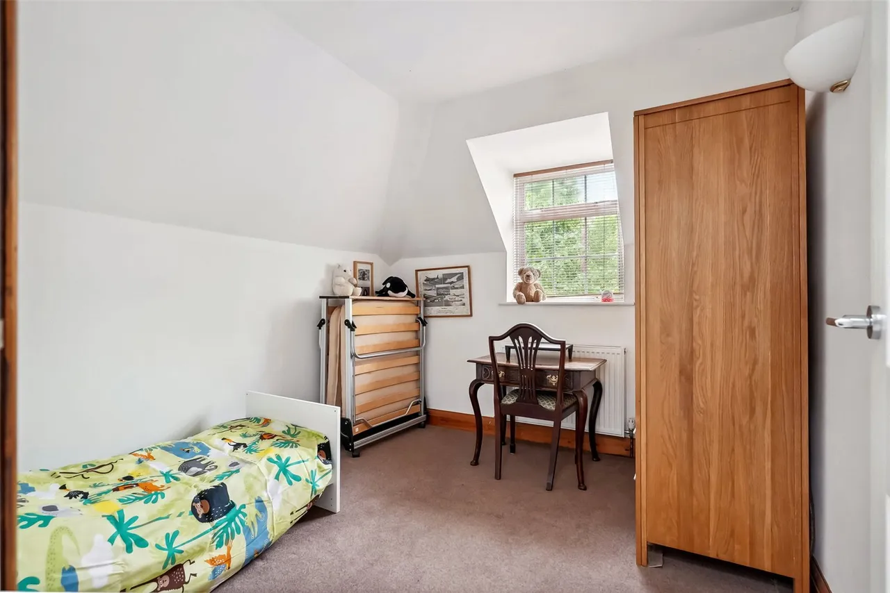 Courtlands Avenue, Hampton, TW12 3NT, photo 15