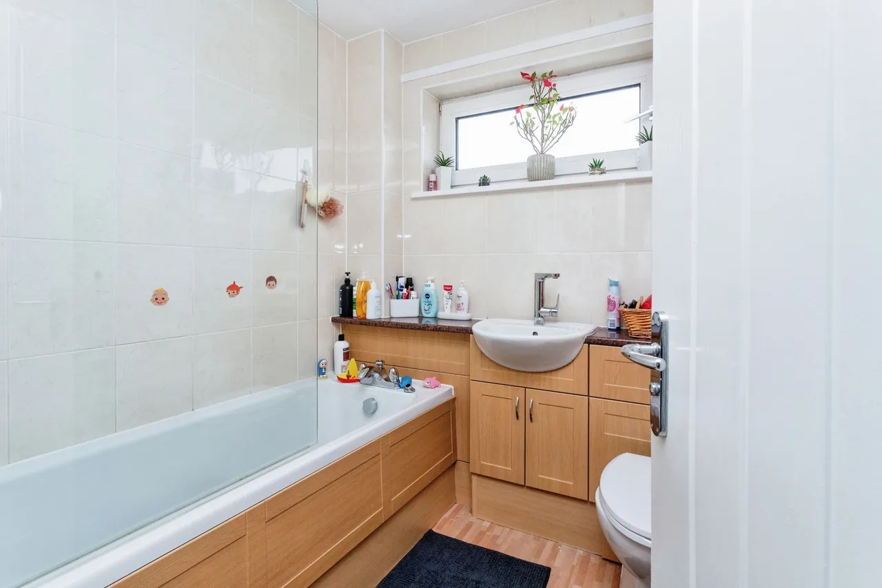 Harkness Close, Bletchley, Milton Keynes, Buckinghamshire, MK2, photo 12
