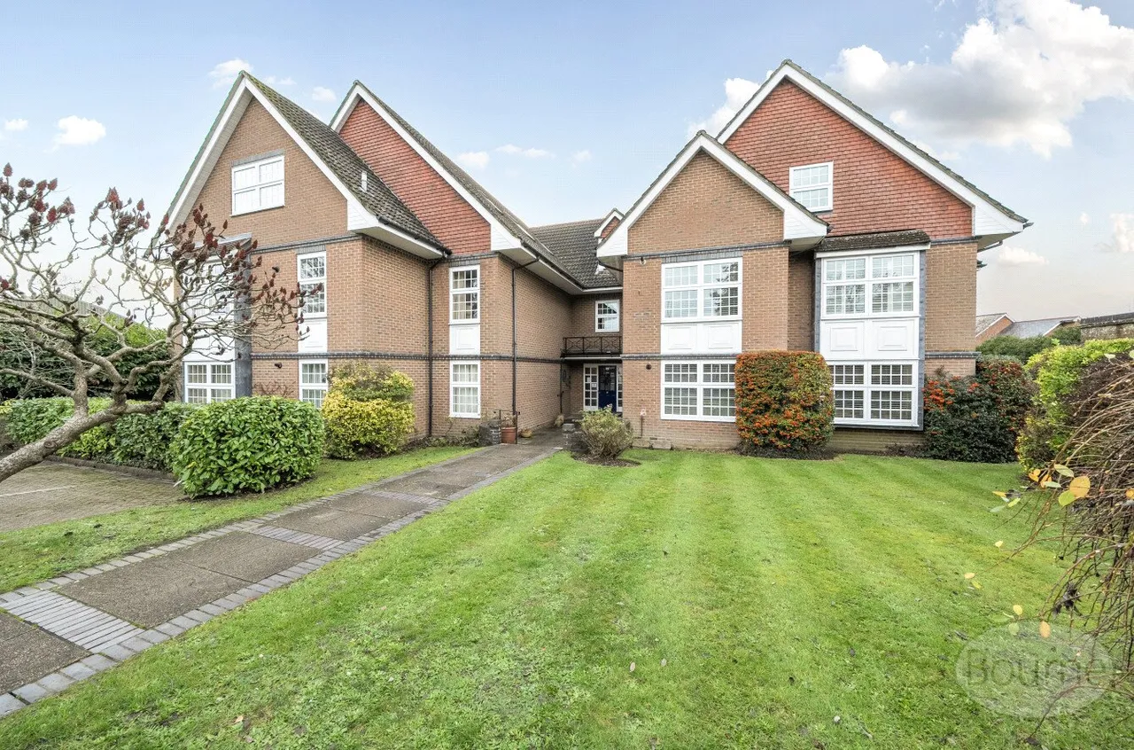 2 bed flat for sale, Frensham Road, Farnham, GU9