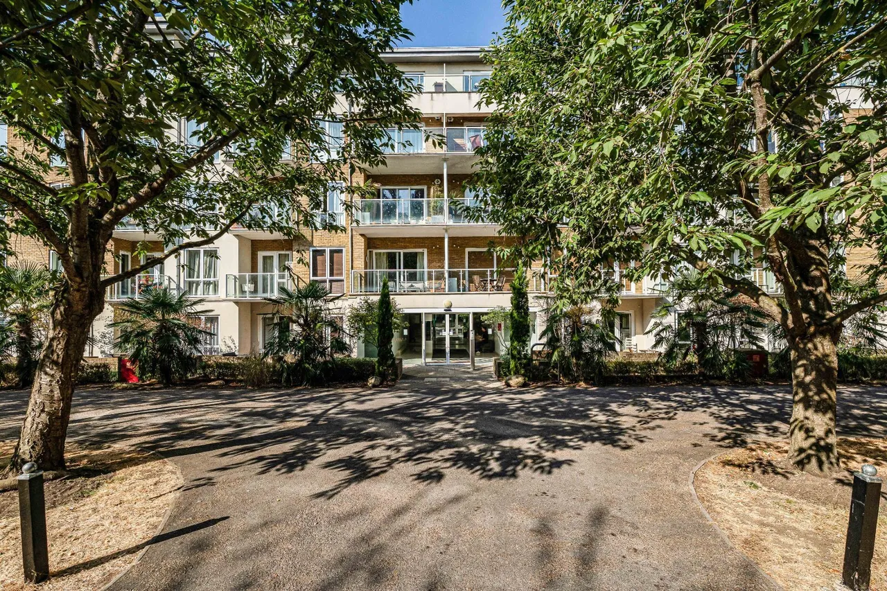 2 bed flat to rent, Melliss Avenue, Kew, TW9