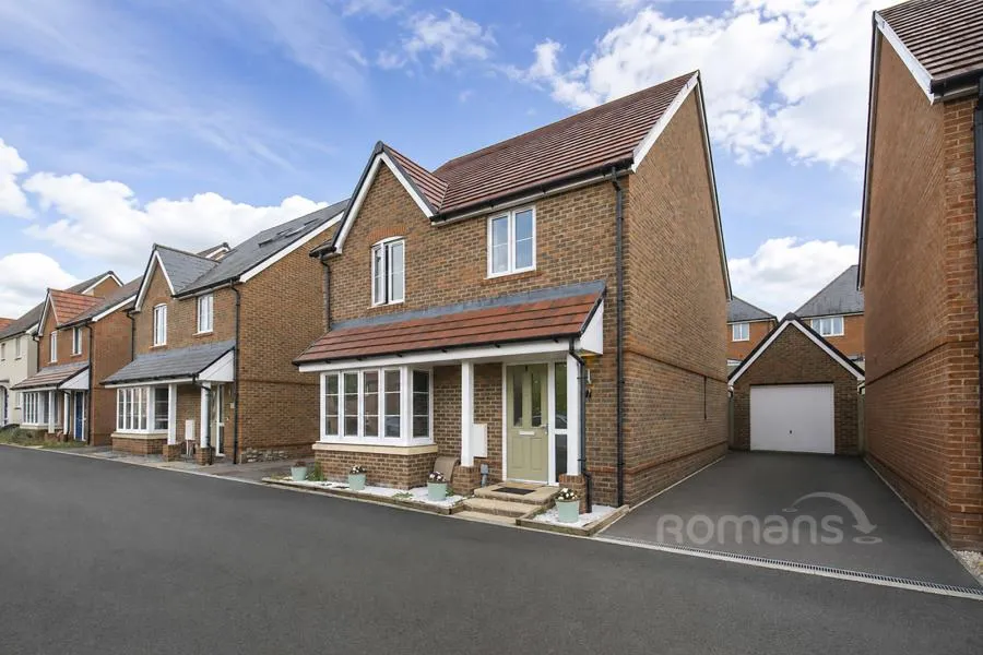 4 bed house for sale, White Clover Drive, Basingstoke, RG23