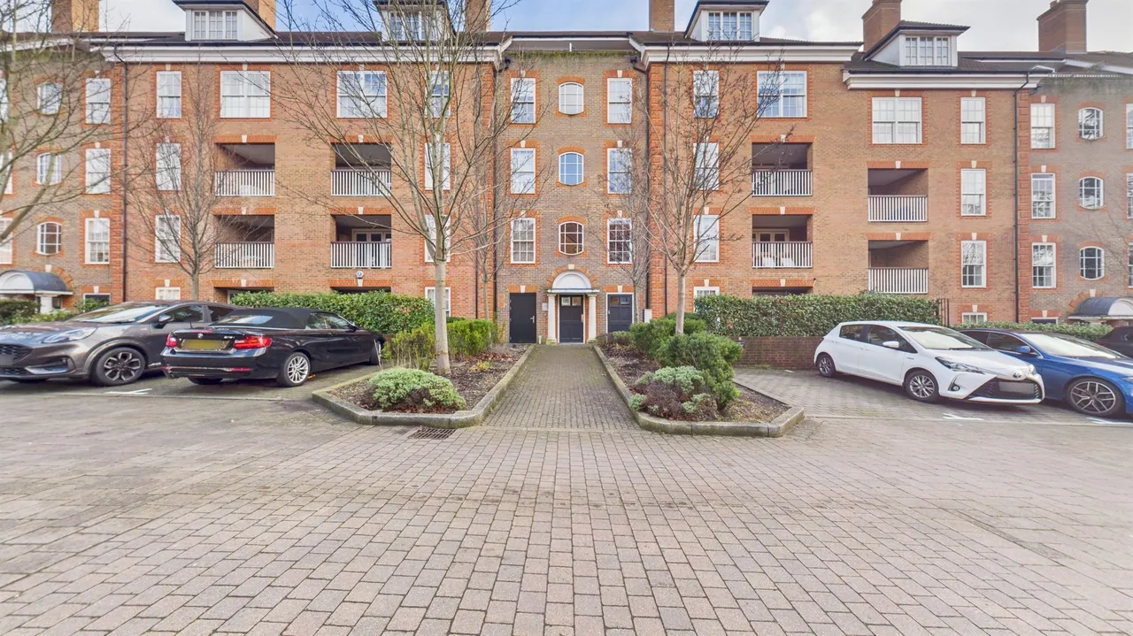 2 bed flat for sale — Ashridge Close, London