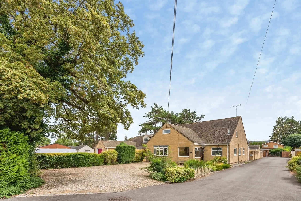 4 bed house for sale, Arkell Avenue, Carterton, OX18