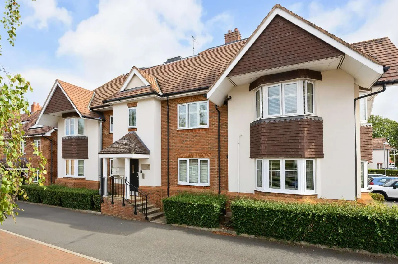 2 bed flat to rent, Poplar Road, Esher, KT10