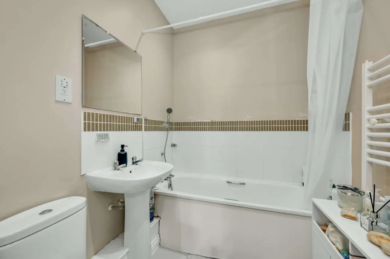 Poplar Road, Esher, KT10, photo 9