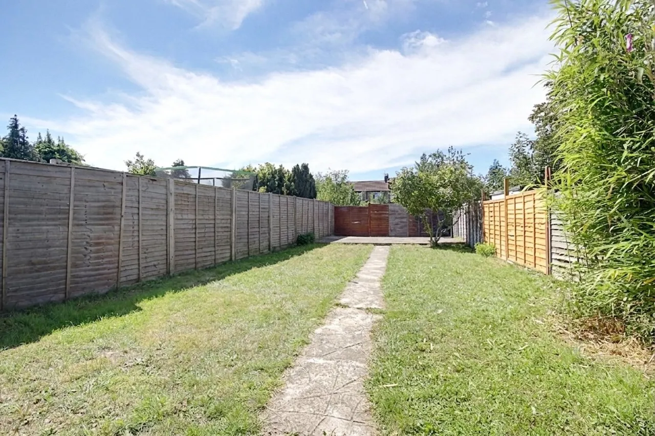 2 bed flat to rent, Westmoor Road, Enfield