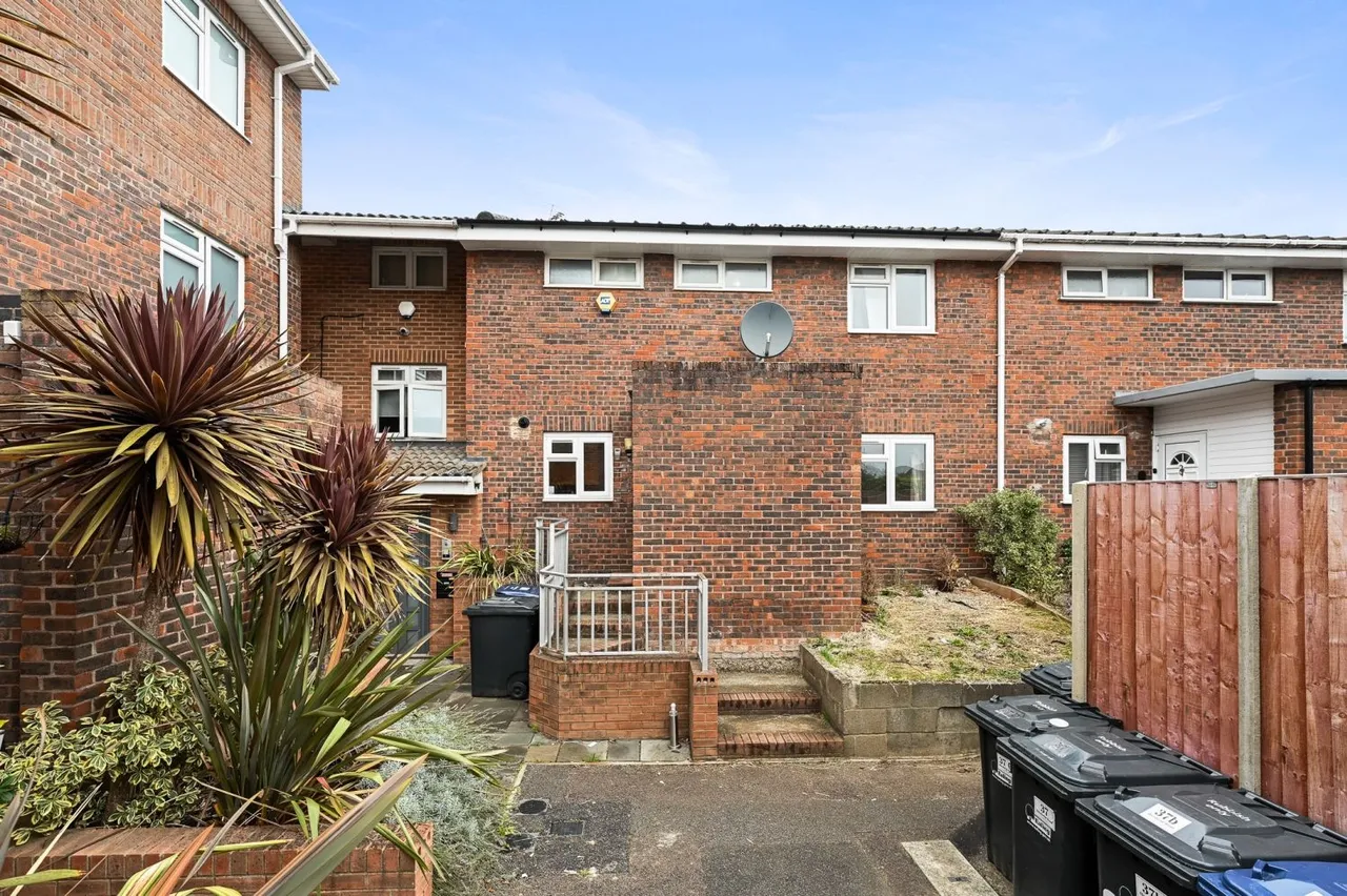 3 bed house to rent, Blenheim Road, Northolt, UB5