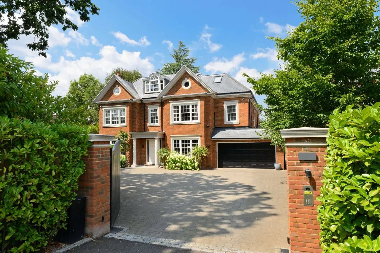 6 bed house to rent — Birds Hill Rise, Oxshott, Surrey, KT22 0SW