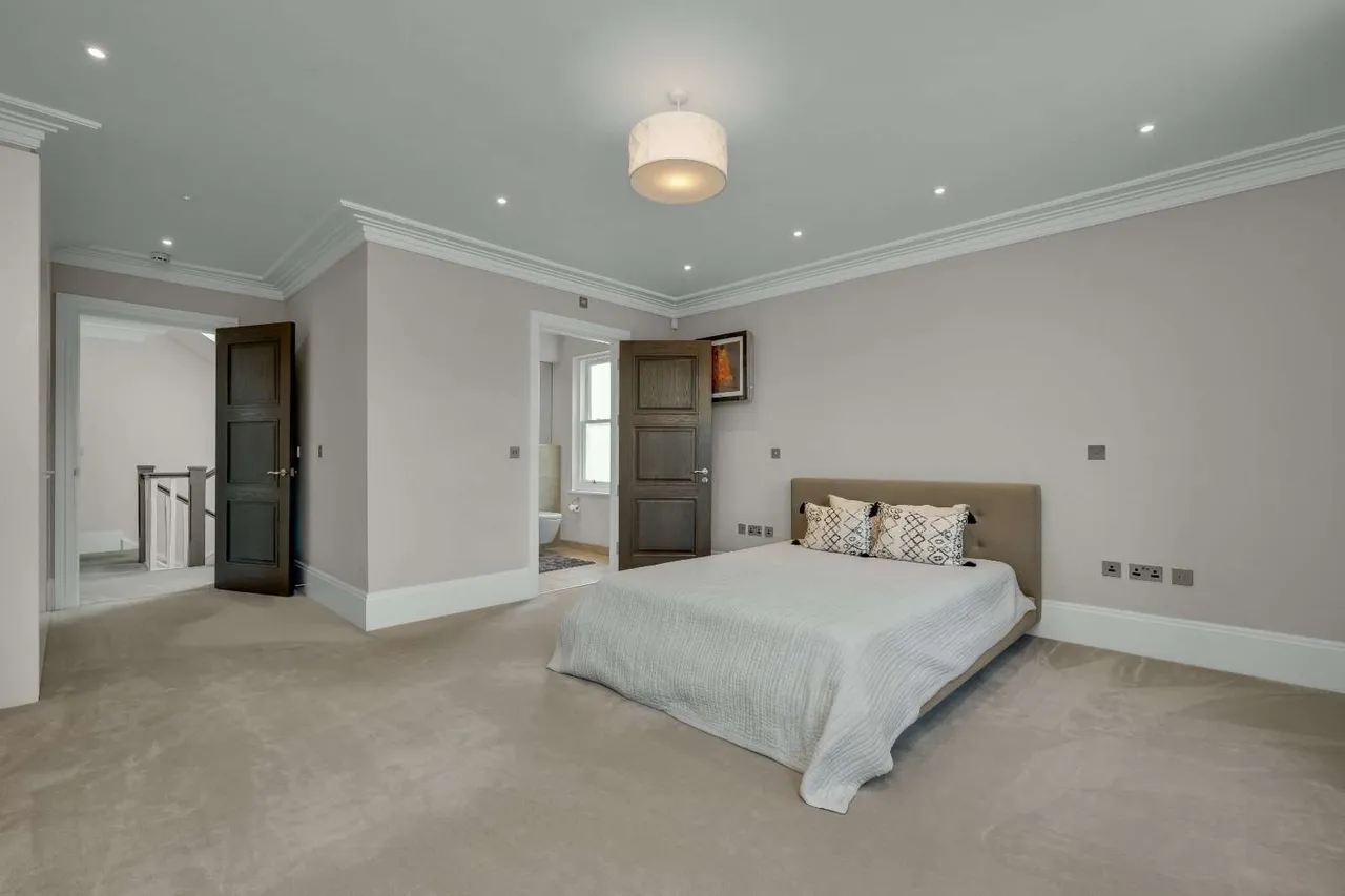 Birds Hill Rise, Oxshott, Surrey, KT22 0SW, photo 9