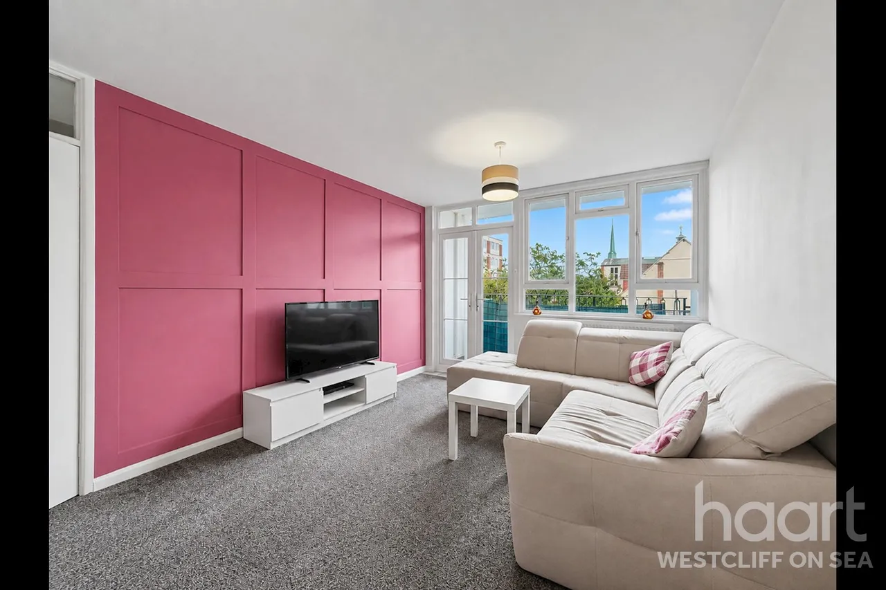 2 bed flat for sale, London Road, Westcliff-On-Sea, SS0