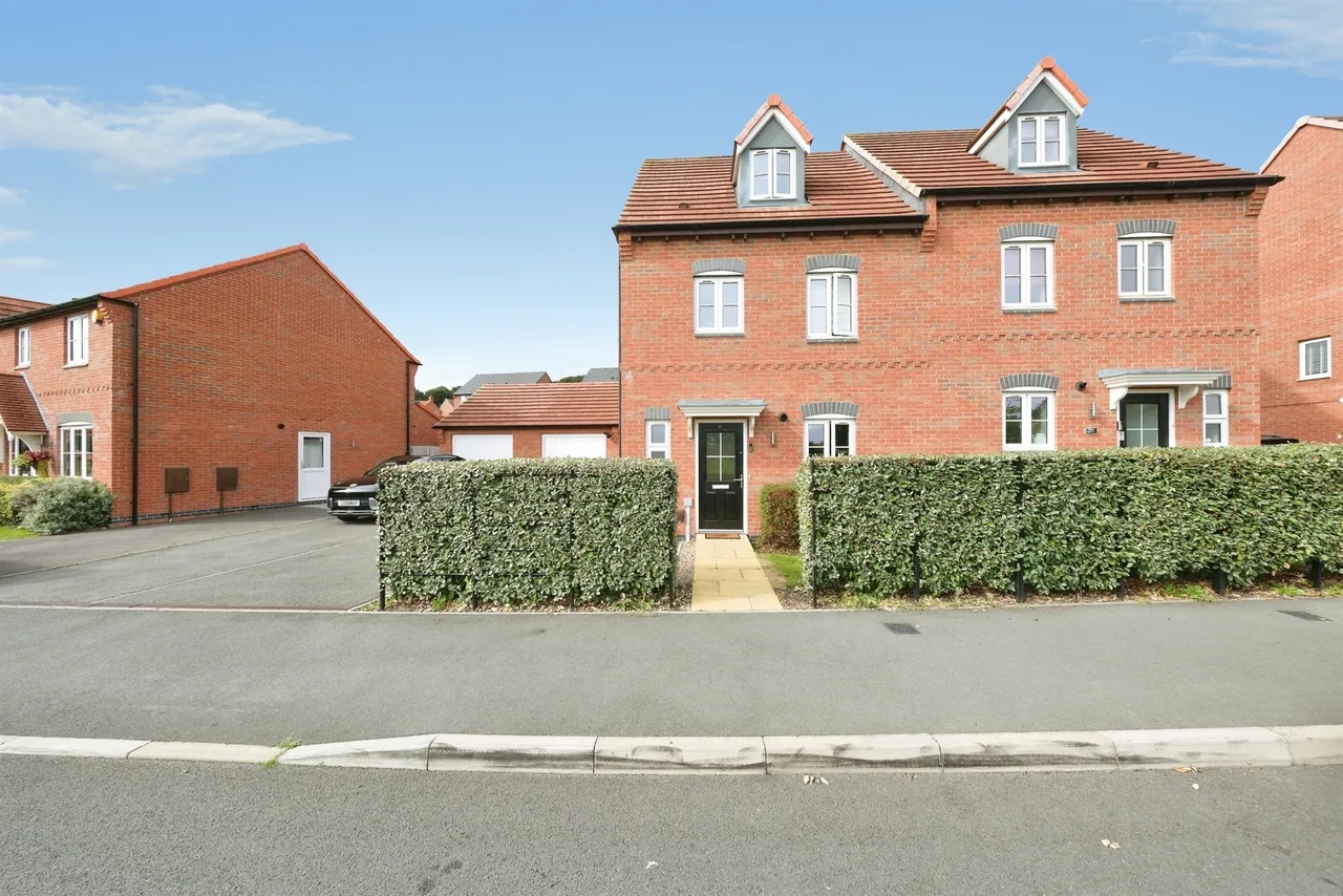4 bed house for sale — Emes Road, Wingerworth, Chesterfield