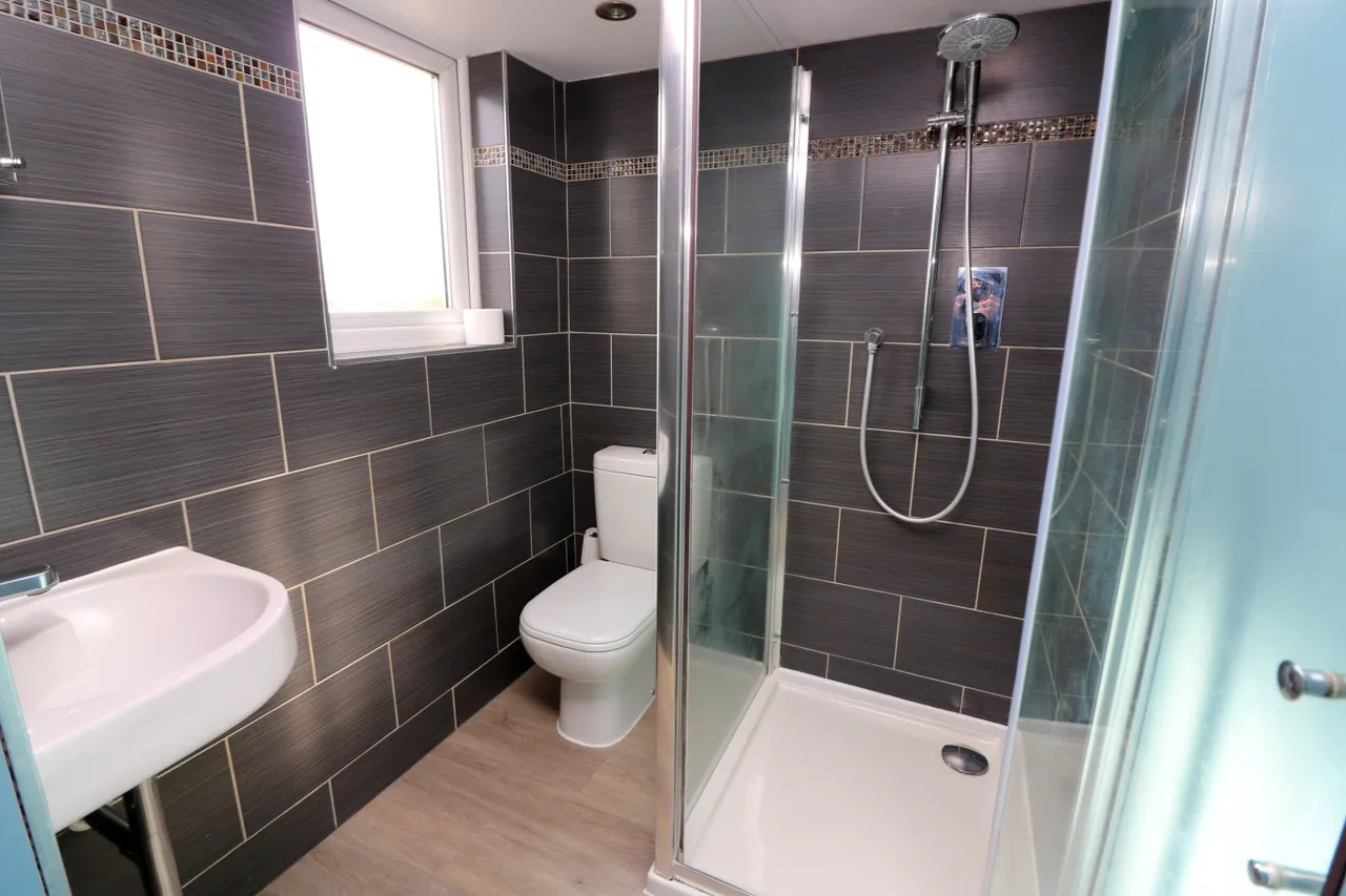 Wendover Road, Surrey Staines-upon-Thames, TW18, photo 12
